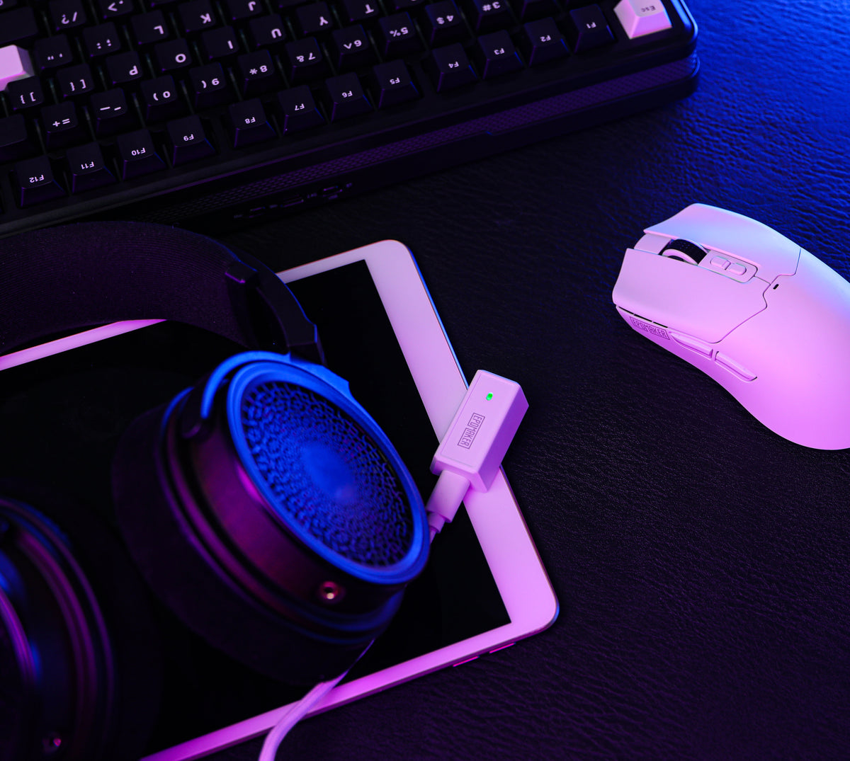 White EPOMAKER Click mouse in a wireless gaming setup